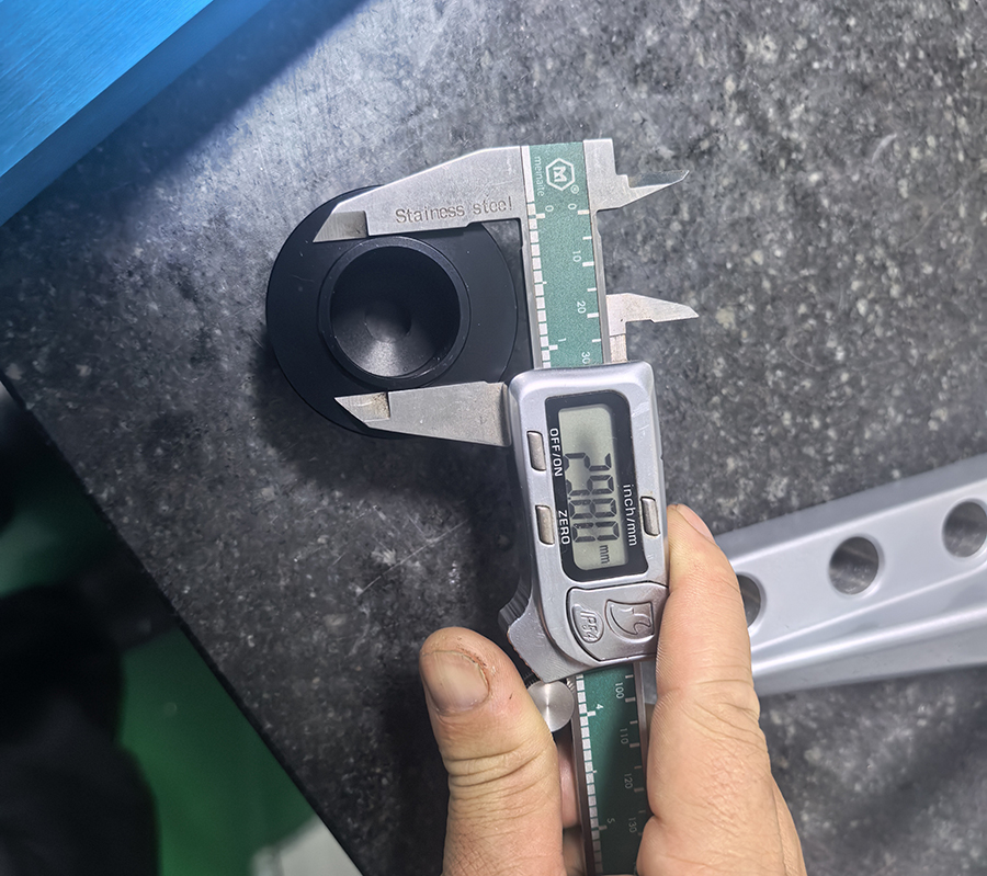 QC is check parts for wheel alignment clamp QC es una parte de la pinza de alineación de la rueda