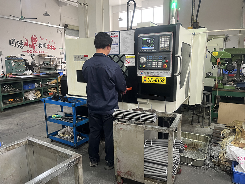 CNC machine for wheel alignment clamp Máquina CNC para la pinza de alineación de la rueda