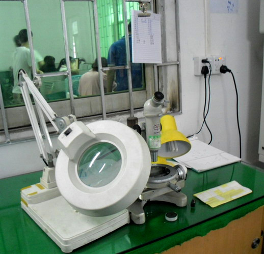 test machine for wheel alignment clamp Máquina de prueba para la pinza de alineación de la rueda